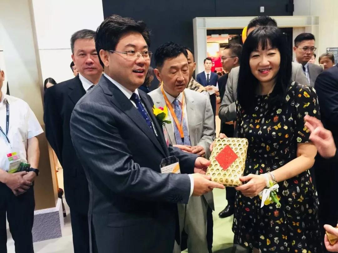 隋忠誠副省長向香港貿易發展局總裁方舜文推薦白沙溪最新推出的蔑簍花磚.jpg